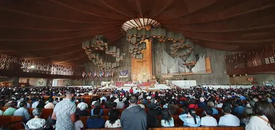 Fiéis no interior da Basílica de Guadalupe, Cidade do México