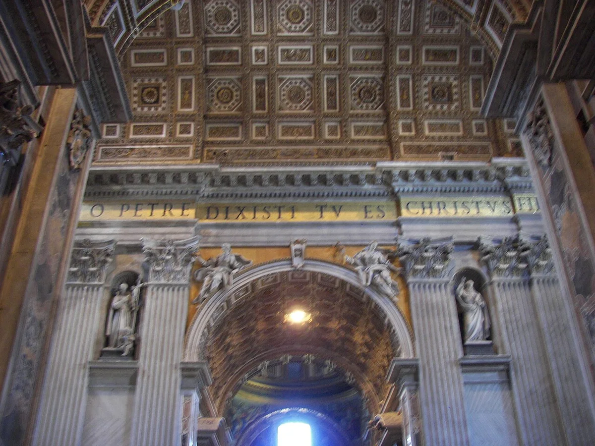 Interior da Basílica de São Pedro, com teto dourado e arcos