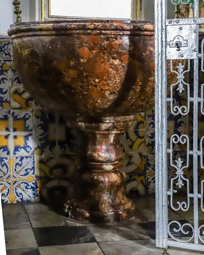 Pia batismal de igreja histórica em Salvador (BA)