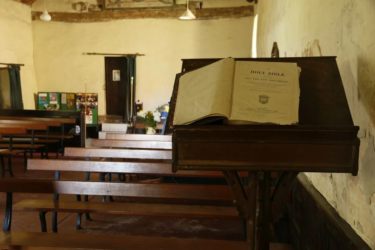 Bíblia aberta sobre o ambão de uma igreja