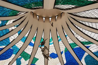 Vitrais e anjos suspensos no interior da Catedral de Brasília