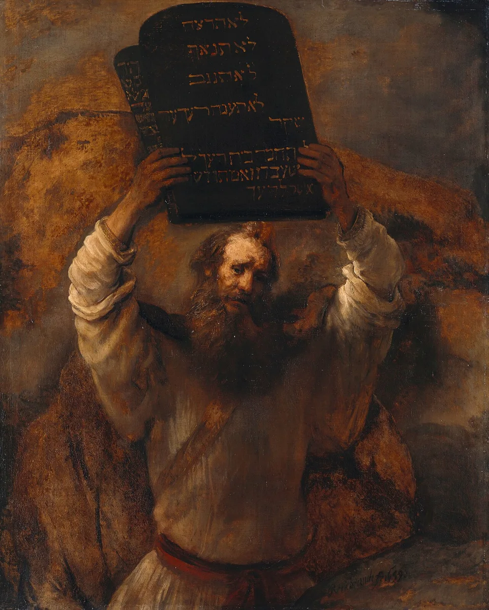 Pintura de Rembrandt mostrando Moisés erguendo as duas tábuas dos Dez Mandamentos acima da cabeça