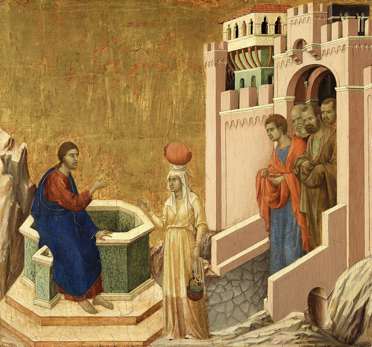 Pintura medieval de Duccio com Jesus sentado junto ao poço conversando com a mulher samaritana, que leva um cântaro na cabeça, enquanto os discípulos saem da cidade murada