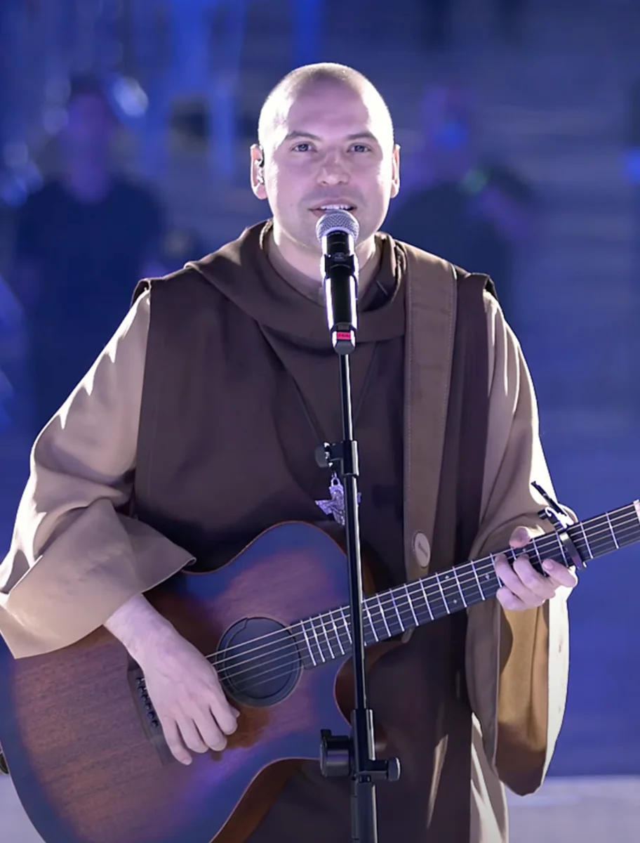 Frei Gilson, de hábito carmelita, cantando com violão