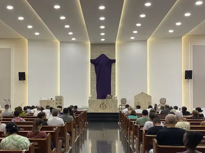 Interior da Igreja Matriz de Santo Antônio antes de uma celebração, Coronel Fabriciano MG.JPG