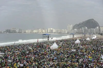 Multidão na praia de Copacabana na missa da JMJ Rio 2013