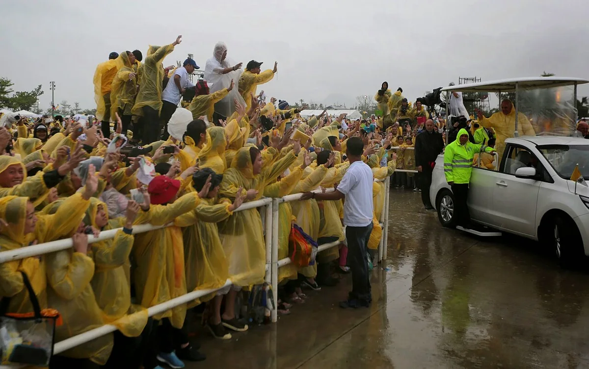 Papa Francisco saúda fiéis sob chuva em Tacloban, Filipinas, em 2015