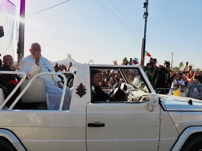 Papa Francisco no papamóvel entre jovens na JMJ de Lisboa, em 2023