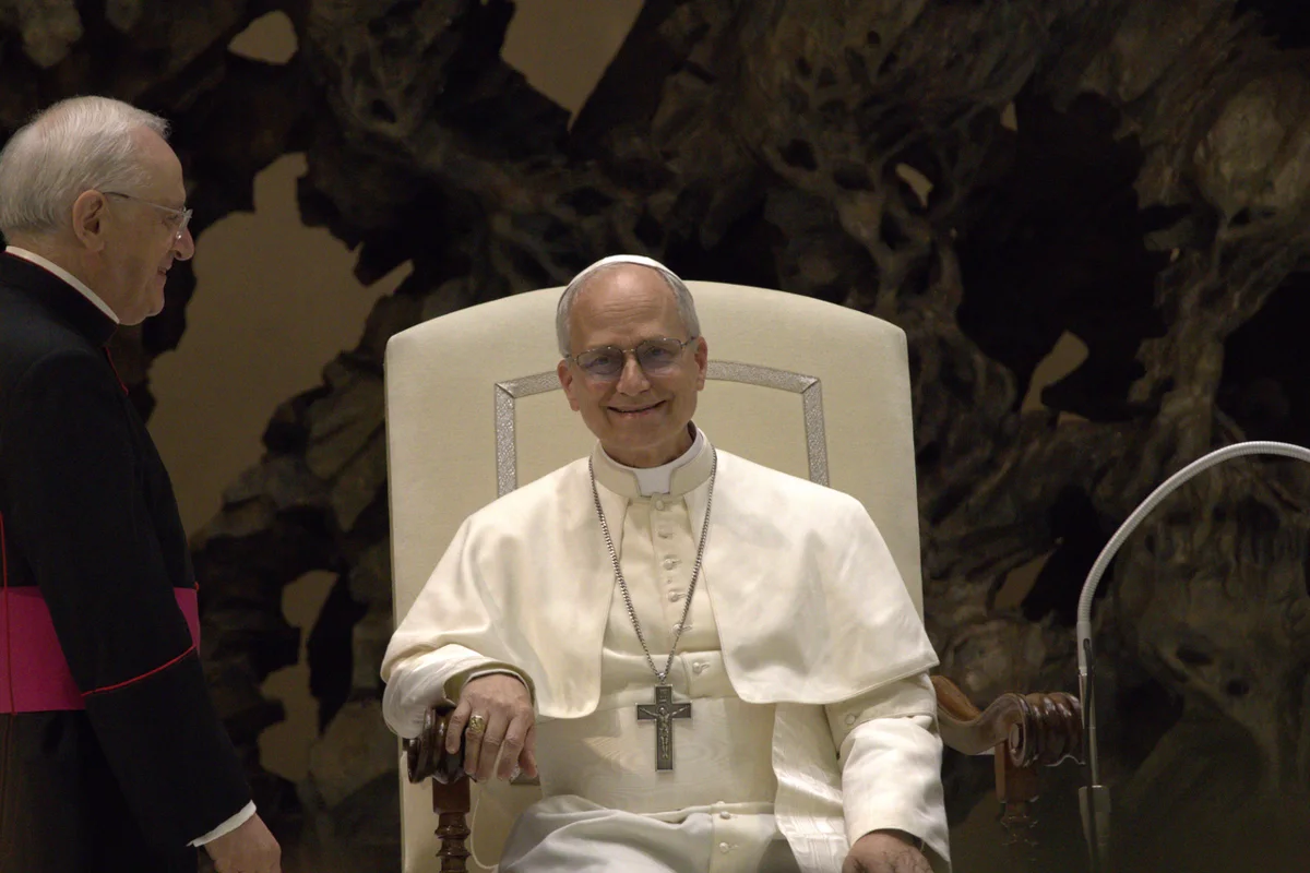 Papa Leão XIV sorrindo durante audiência no Vaticano em 2025
