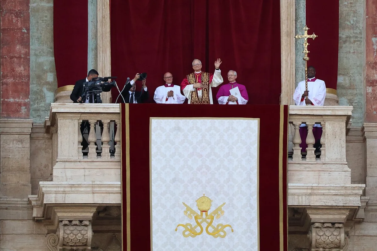 Papa Leão XIV na sacada da Basílica de São Pedro após sua eleição em 2025