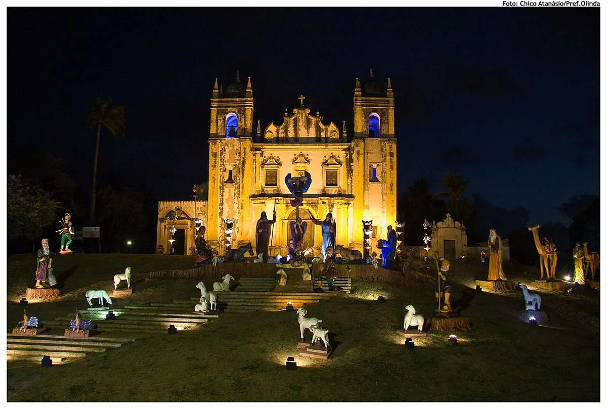 Presépio diante da Igreja do Carmo iluminada em Olinda (PE)