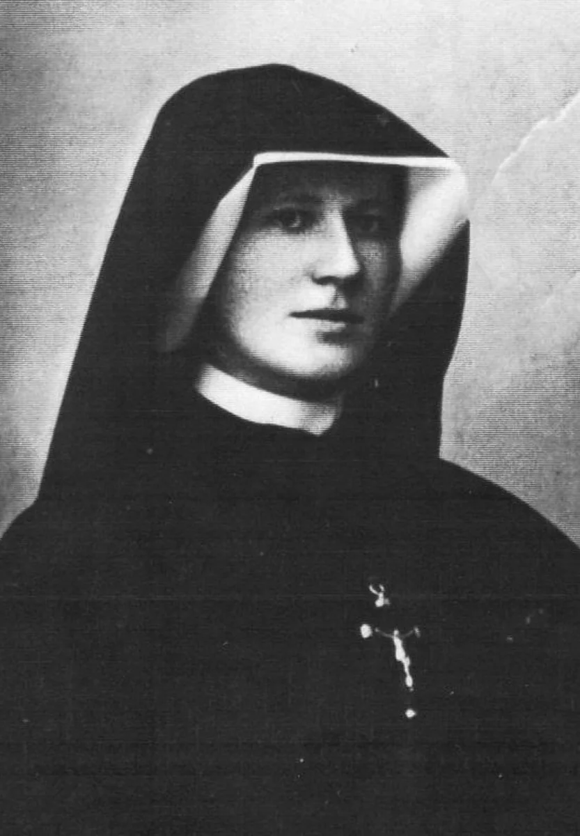 Fotografia de Santa Faustina Kowalska com hábito religioso, tirada em 1931