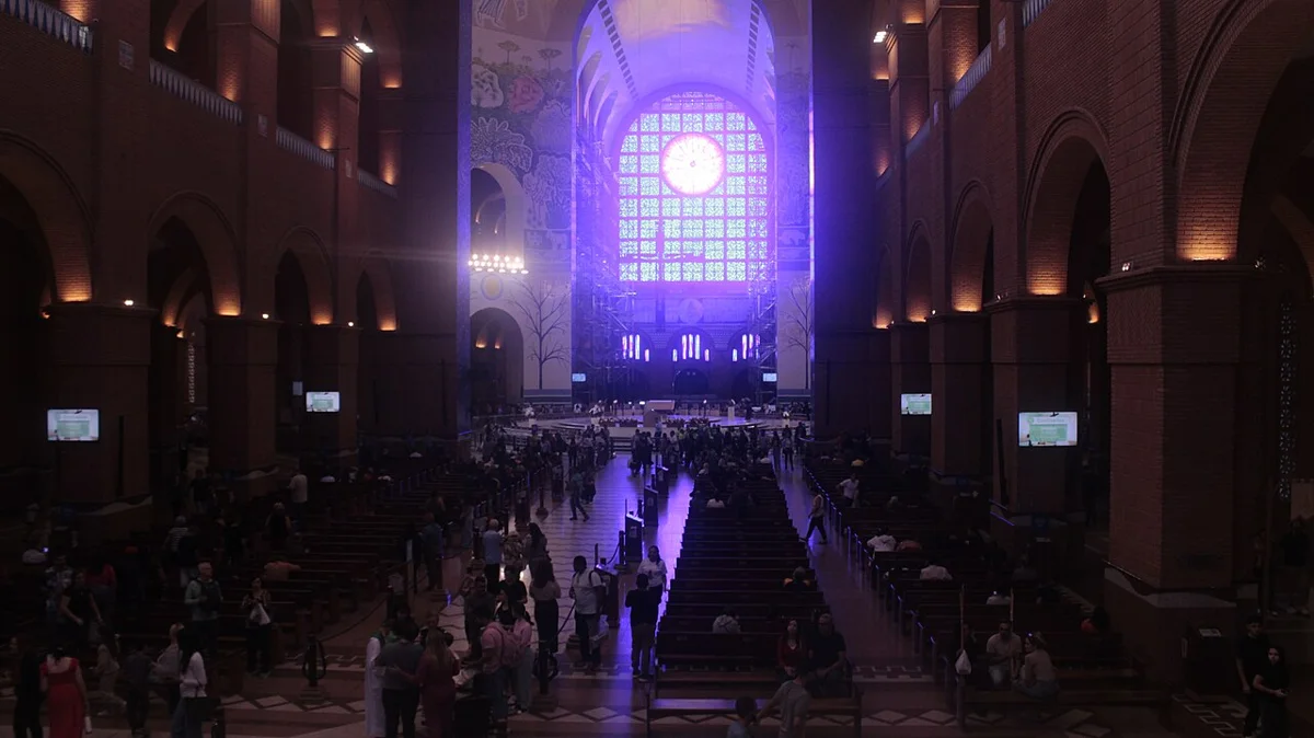 Interior do Santuário Nacional de Aparecida iluminado durante celebração