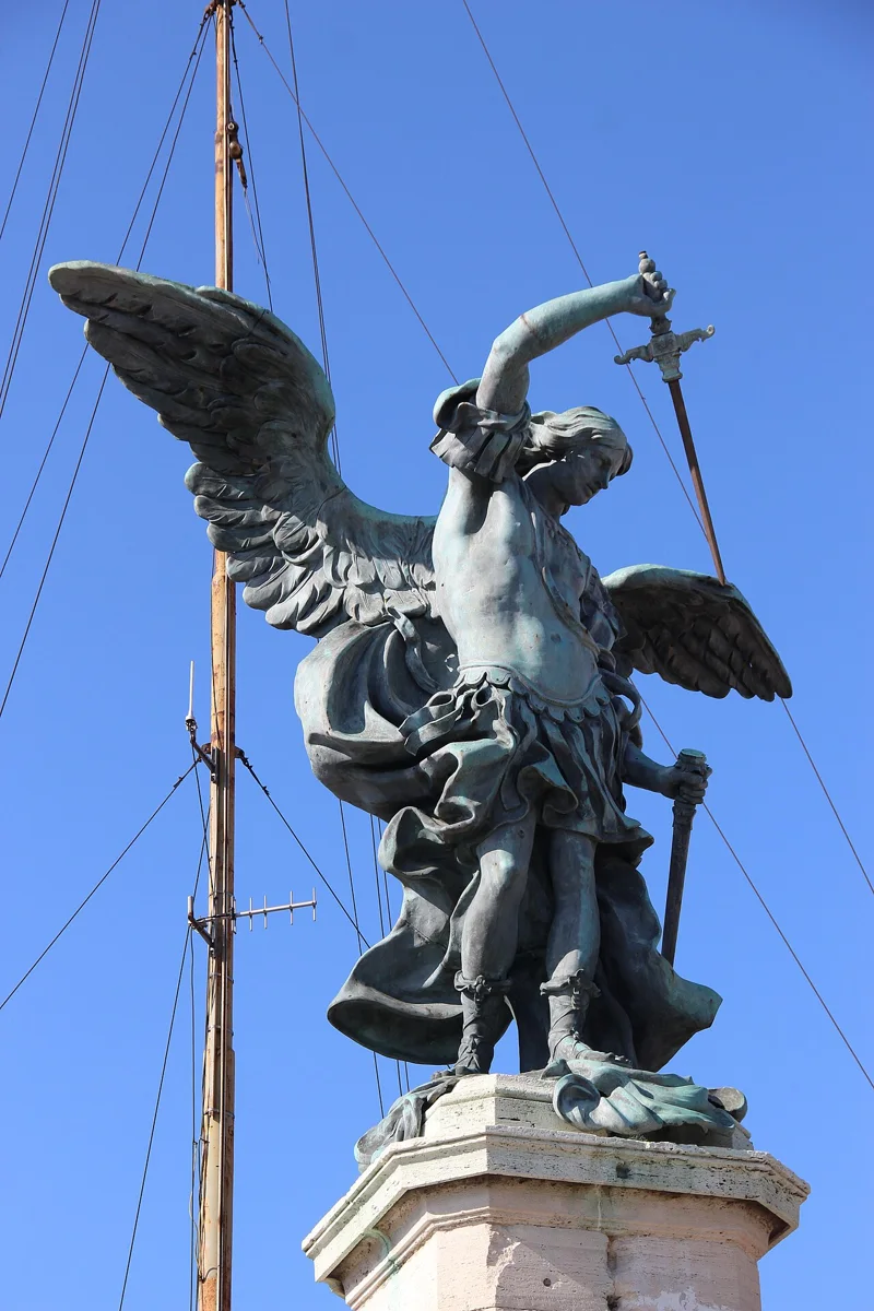 Estátua de São Miguel Arcanjo no Castelo Sant'Angelo, em Roma