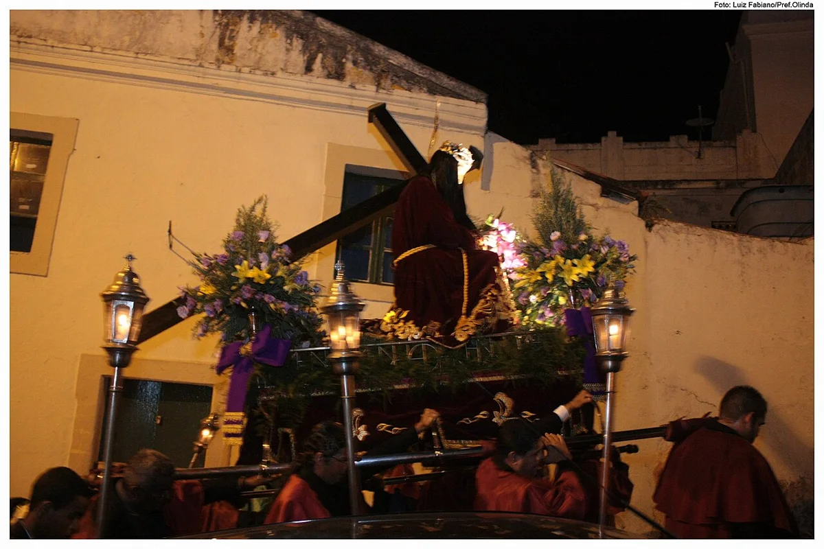 Procissão do Senhor dos Passos à noite na Semana Santa de Olinda (PE)