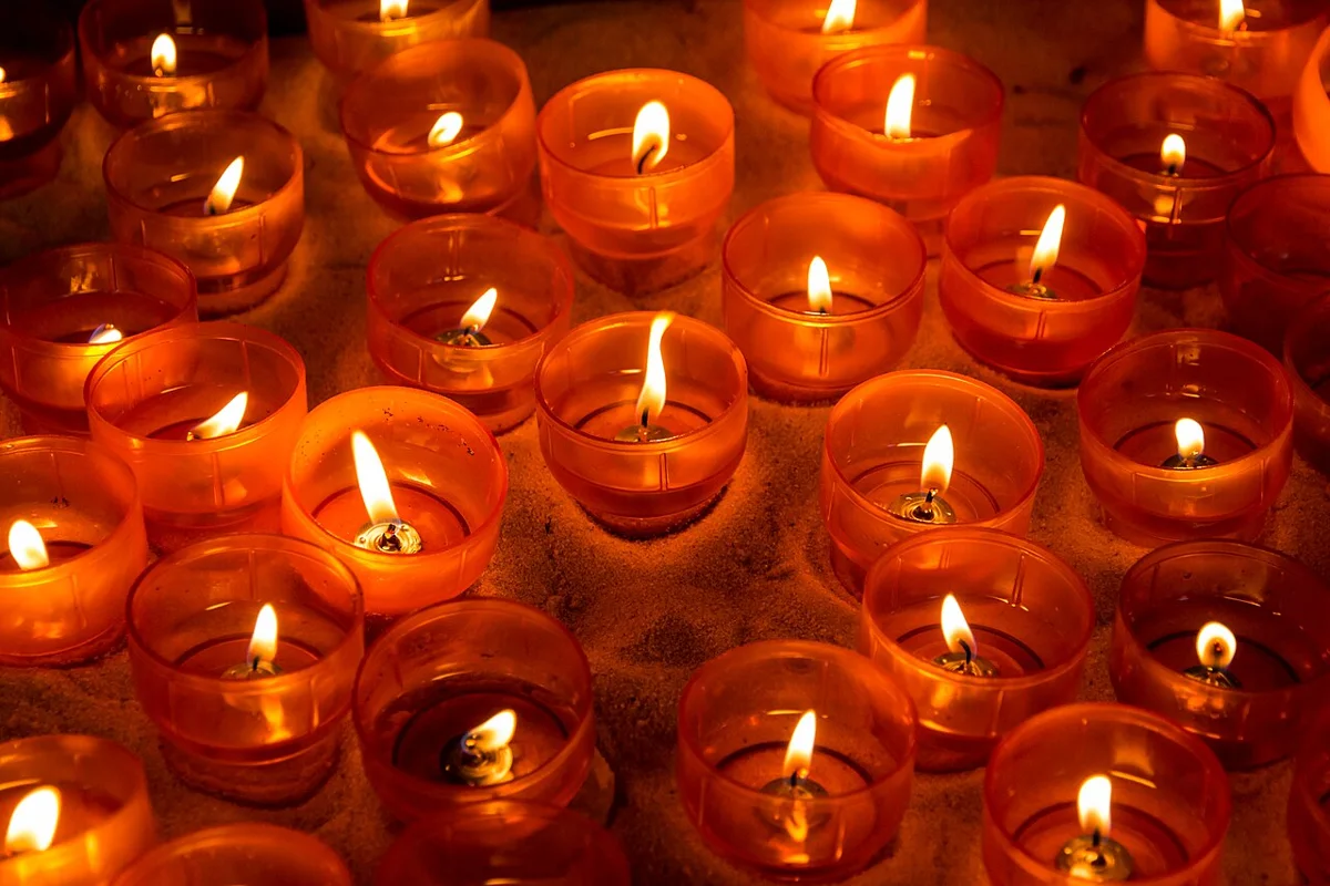 Velas acesas em capela de Nossa Senhora