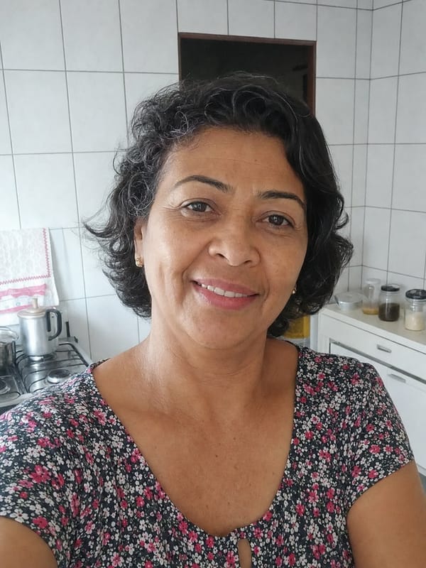 Foto original de uma senhora sorrindo